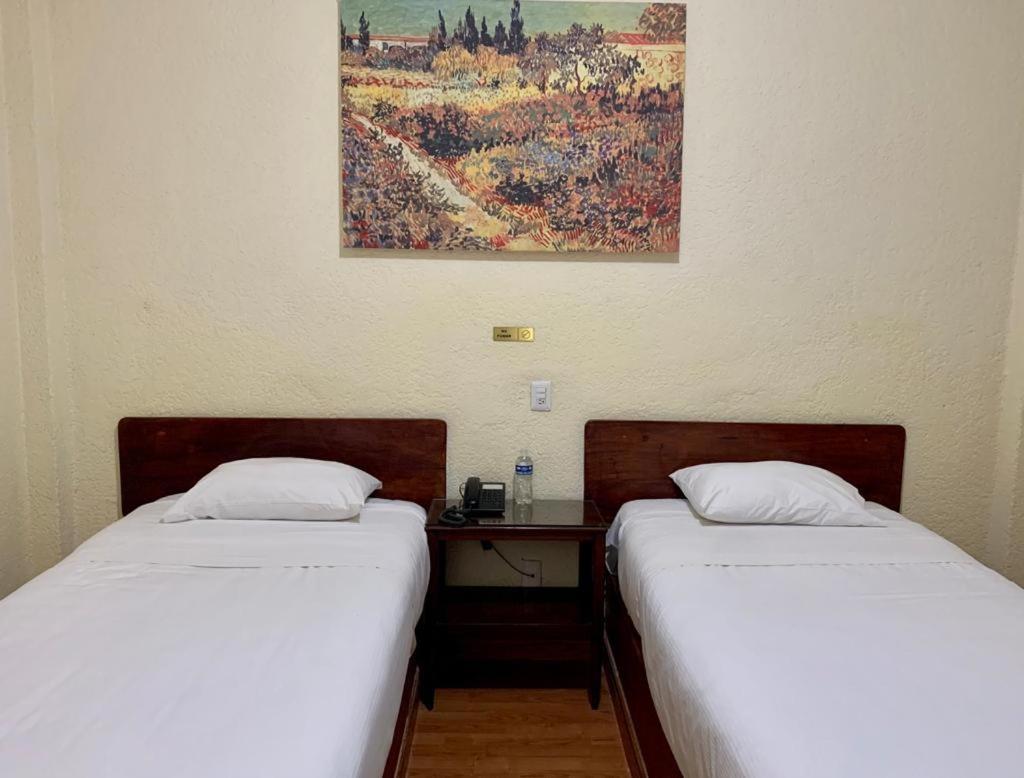Hotel Capri De Leon Mexico Extérieur photo